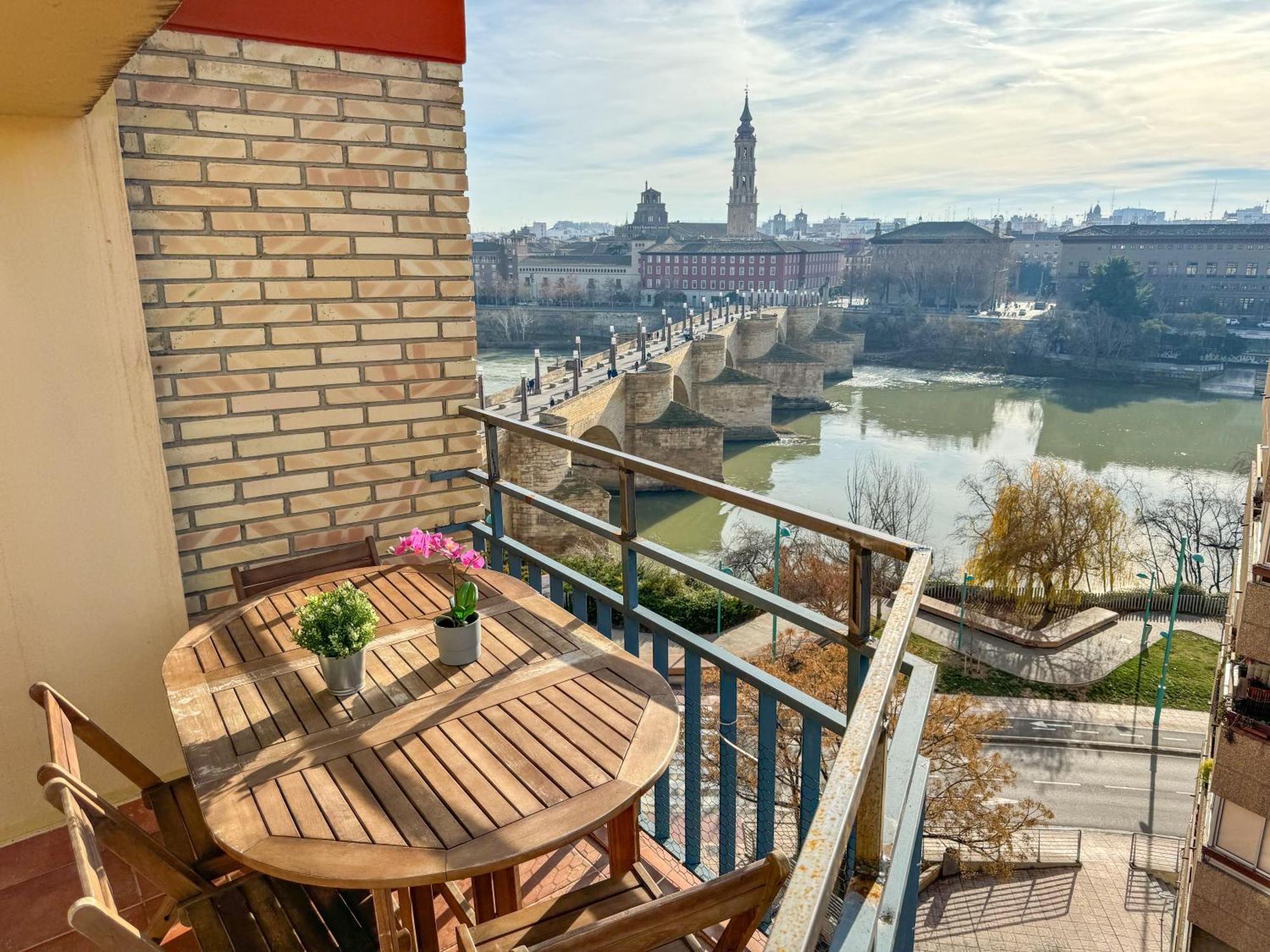 El Puente Del Pilar Comotucasa Zaragoza Luaran gambar