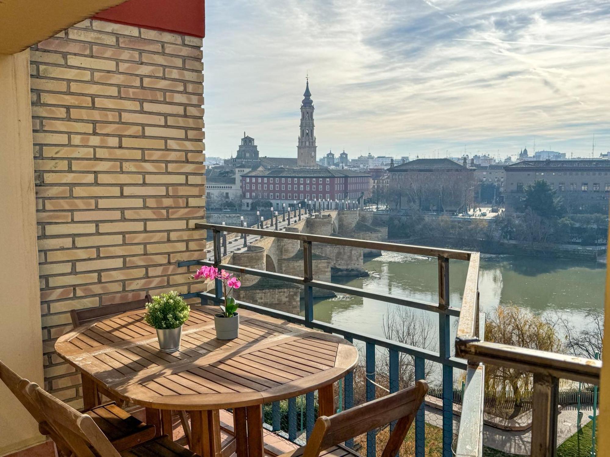 El Puente Del Pilar Comotucasa Zaragoza Luaran gambar