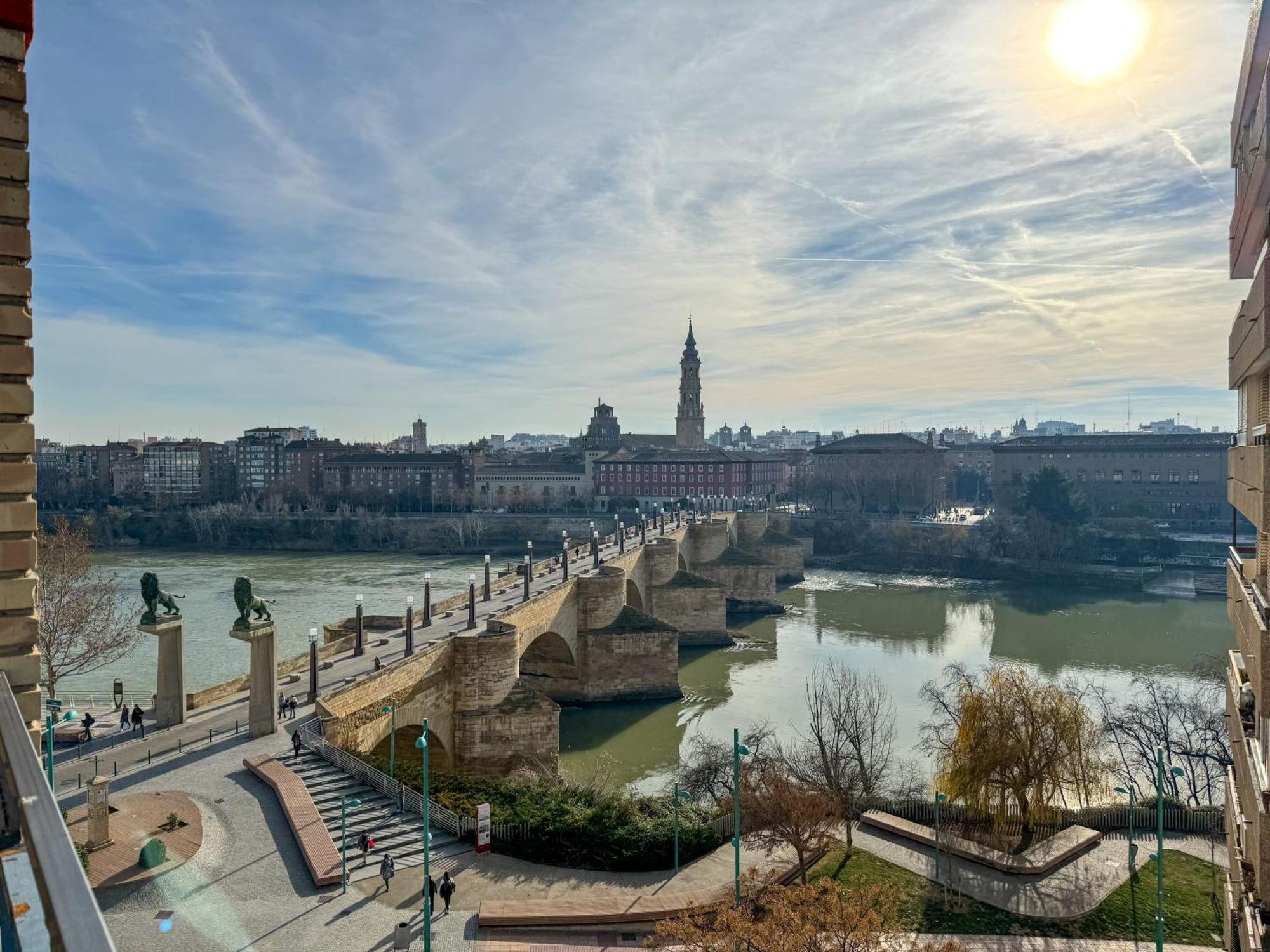 El Puente Del Pilar Comotucasa Zaragoza Luaran gambar