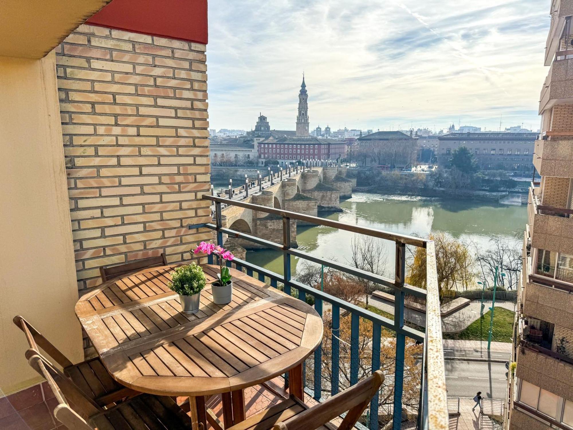 El Puente Del Pilar Comotucasa Zaragoza Luaran gambar