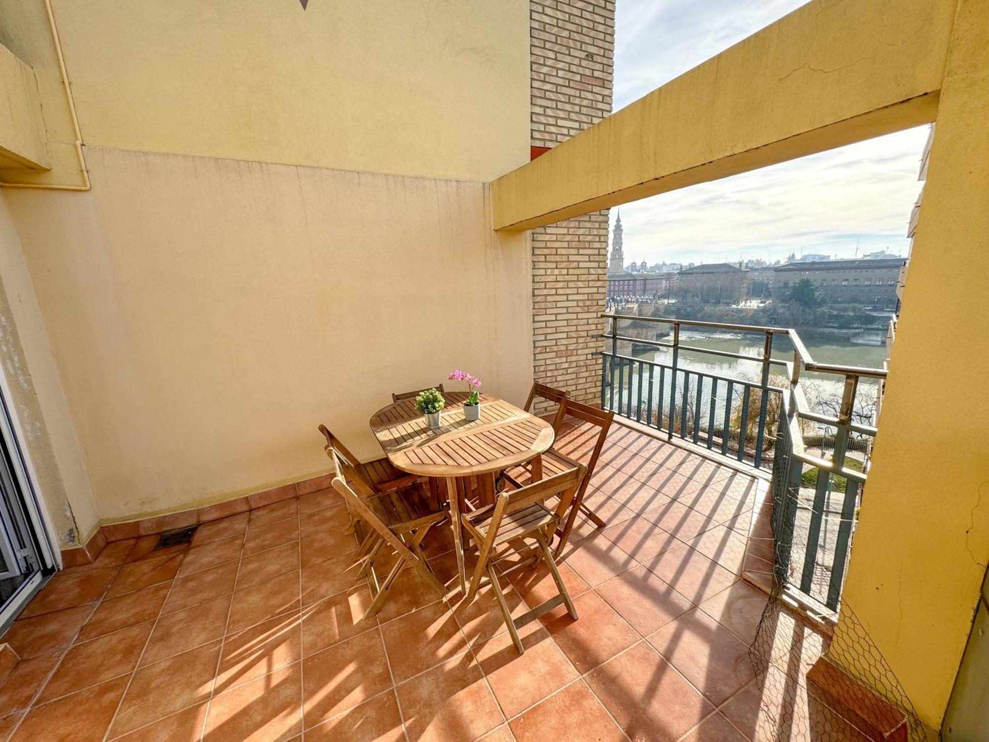El Puente Del Pilar Comotucasa Zaragoza Luaran gambar