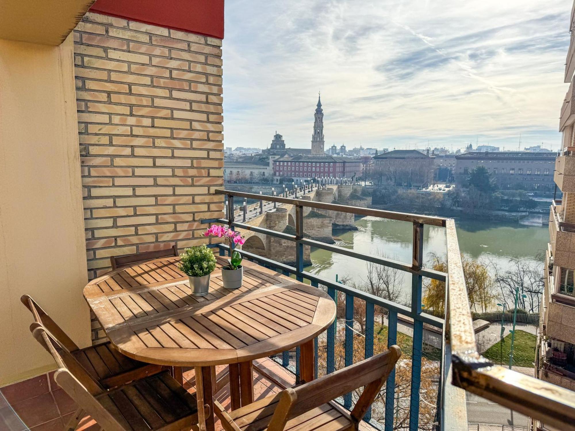 El Puente Del Pilar Comotucasa Zaragoza Luaran gambar